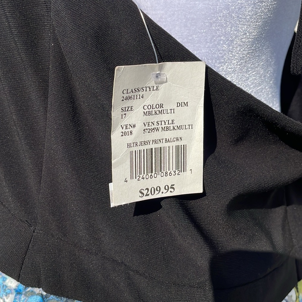 Gorgeous Halter Gown by Blondie Nites - Picture 4 of 17